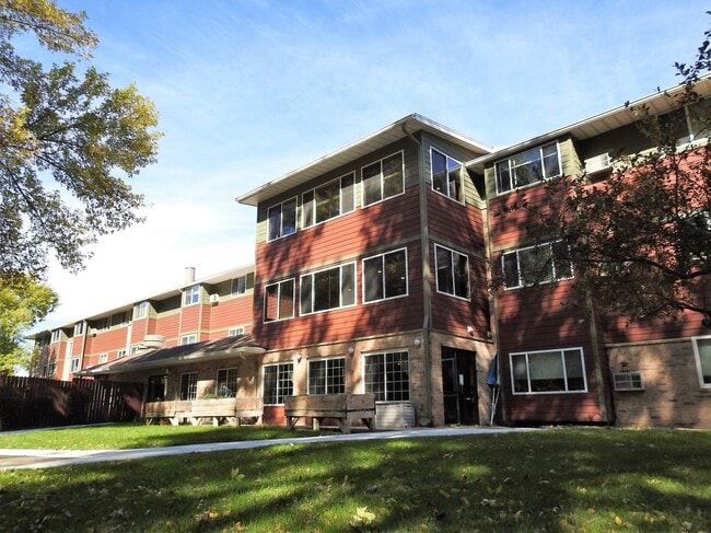 After 55 Community- Margaret Place in Coon Rapids, MN - Foto de edificio - Building Photo