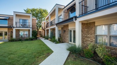 The Terraces at Lakehurst in Oklahoma City, OK - Building Photo - Building Photo