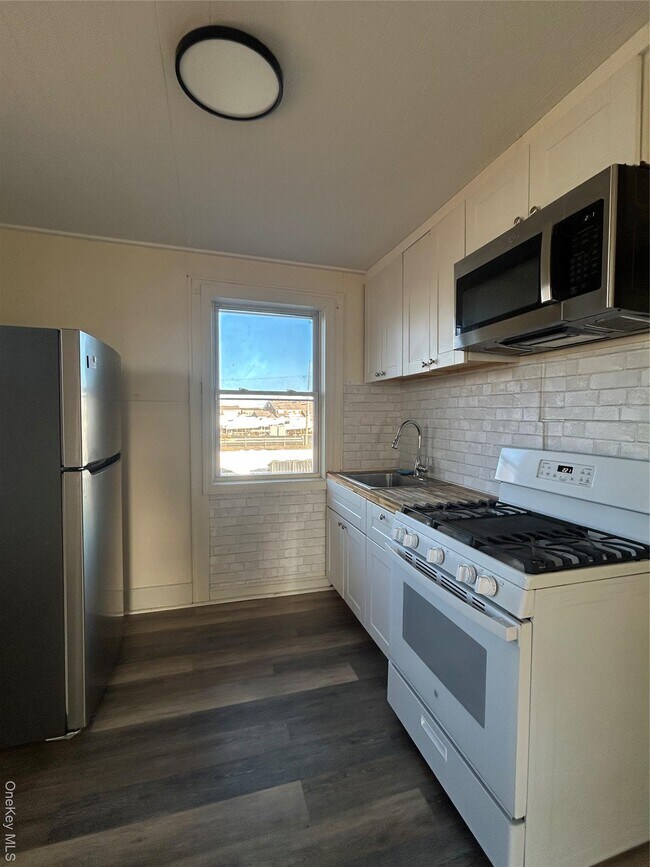 25 Auburn Ave in Bay Shore, NY - Building Photo - Building Photo