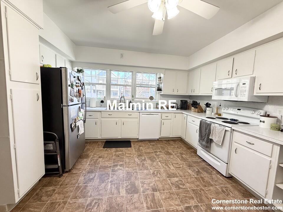 920 E 4th St, Unit 1 in Boston, MA - Foto de edificio