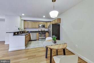 804 Taylor St NW, Unit 204 in Washington, DC - Building Photo - Building Photo