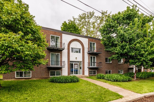 4864 Laniel Rue in Pierrefonds, QC - Building Photo - Building Photo