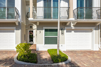 Vanderbilt Lagoon Villas Condominium in Naples, FL - Building Photo - Building Photo