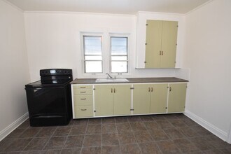 306 Pennsylvania Ave-Unit -Apartment 2 in Dowagiac, MI - Building Photo - Building Photo