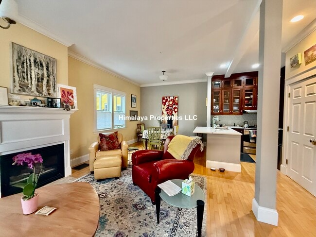 381 Huron Ave, Unit A in Cambridge, MA - Building Photo - Building Photo