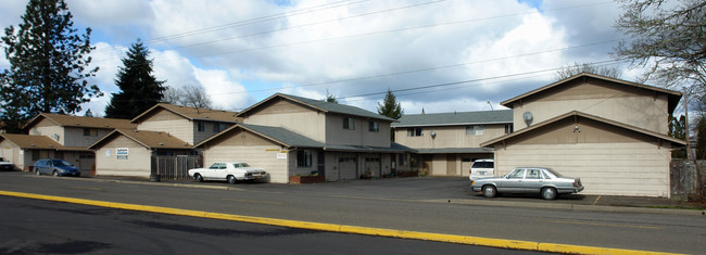 Applegate Apartments in Veneta, OR - Building Photo - Building Photo