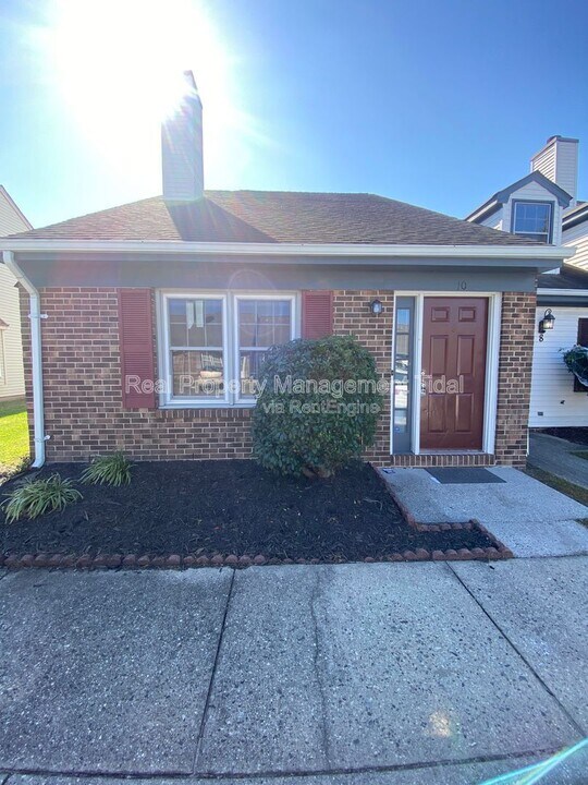 10 Parkway Dr in Hampton, VA - Building Photo