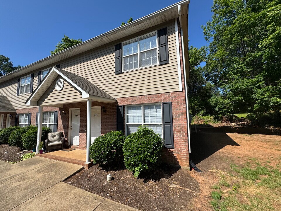 986 8th Ave NW in Hickory, NC - Building Photo