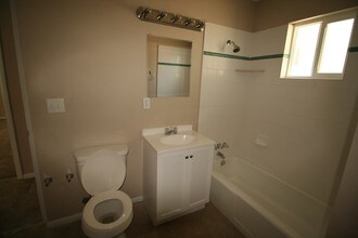 2105-2109 Donna St in North Las Vegas, NV - Foto de edificio - Interior Photo