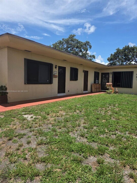 206 SW 3rd St in Dania Beach, FL - Building Photo