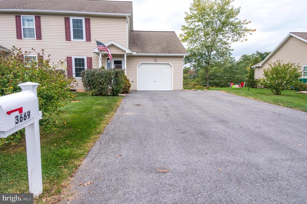 3669 Mountain Shadow Dr in Fayetteville, PA - Building Photo