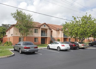 Regal Trace Apartments in Fort Lauderdale, FL - Foto de edificio - Building Photo