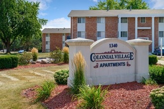 Colonial Village in West Des Moines, IA - Building Photo - Building Photo