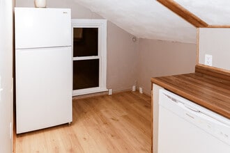 327 S Adams St, Unit B in Saint Croix Falls, WI - Foto de edificio - Building Photo