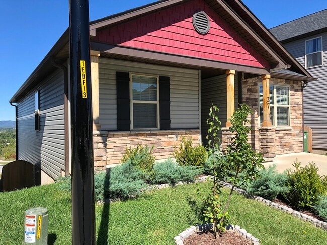 27 Harrelson Ln in Fletcher, NC - Building Photo - Building Photo