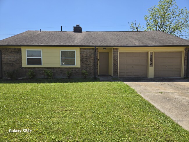 property at 2552 Oakmere Dr