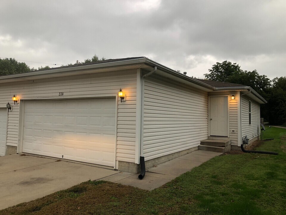 330-338 Sycamore Dr in Lincoln, NE - Building Photo