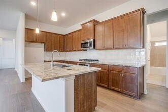 909 Schuberts Rd in Justin, TX - Foto de edificio - Building Photo