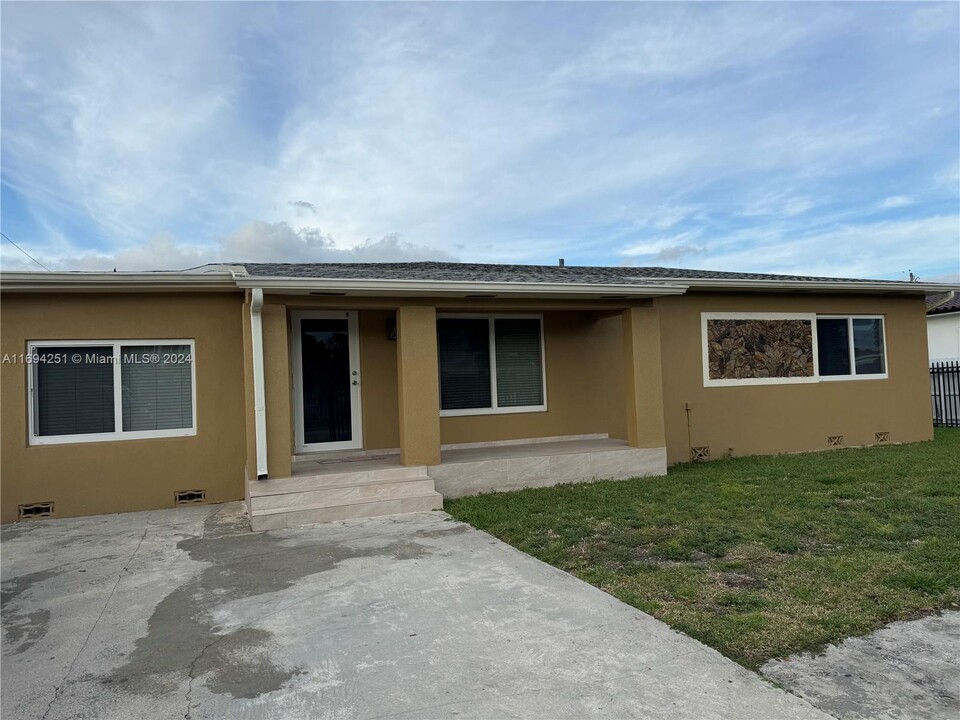 255 E 18th St in Hialeah, FL - Building Photo