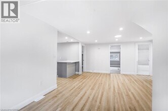 10 Comet Ave in Hamilton, ON - Building Photo - Building Photo