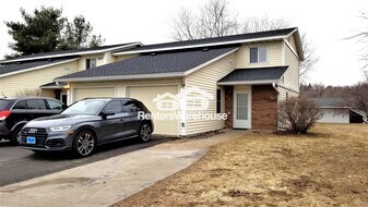 317 Nicole Ln in River Falls, WI - Building Photo