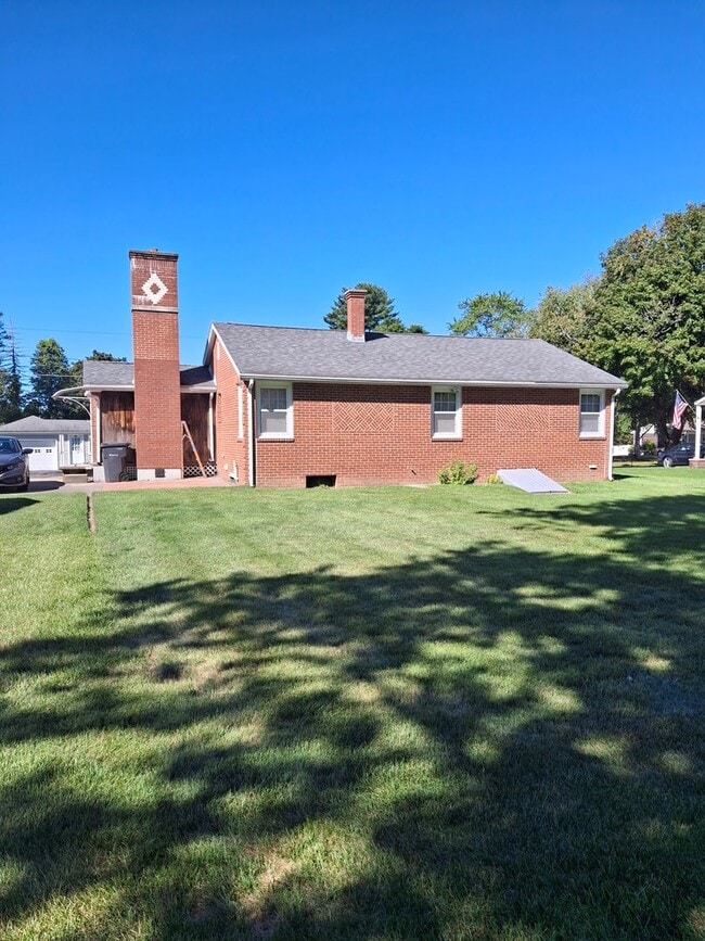 21 Falmouth Dr in Grafton, MA - Building Photo - Building Photo