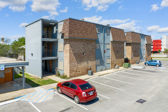 Laurel Apartments in San Antonio, TX - Foto de edificio - Building Photo