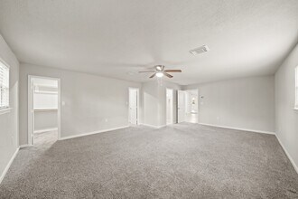 2106 N Galveston Ave in Pearland, TX - Foto de edificio - Building Photo