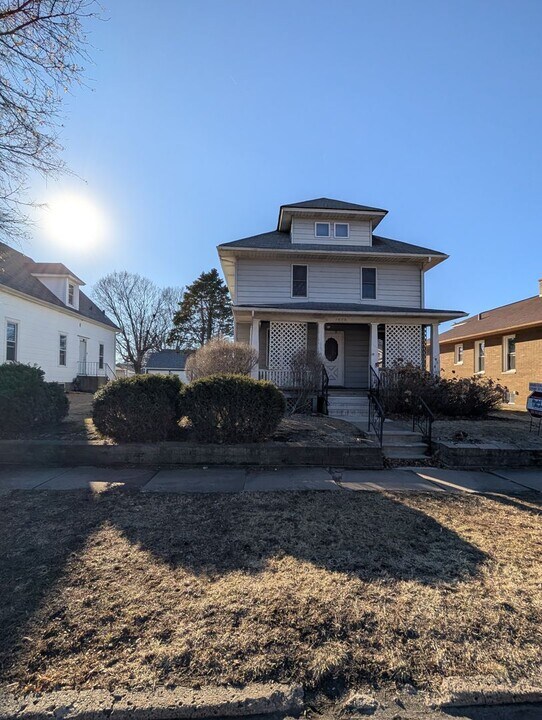 1612 35th St in Rock Island, IL - Building Photo