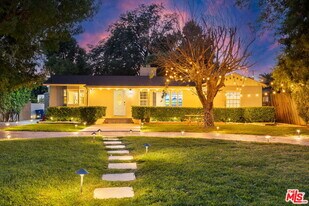 8345 White Oak Ave in Los Angeles, CA - Building Photo