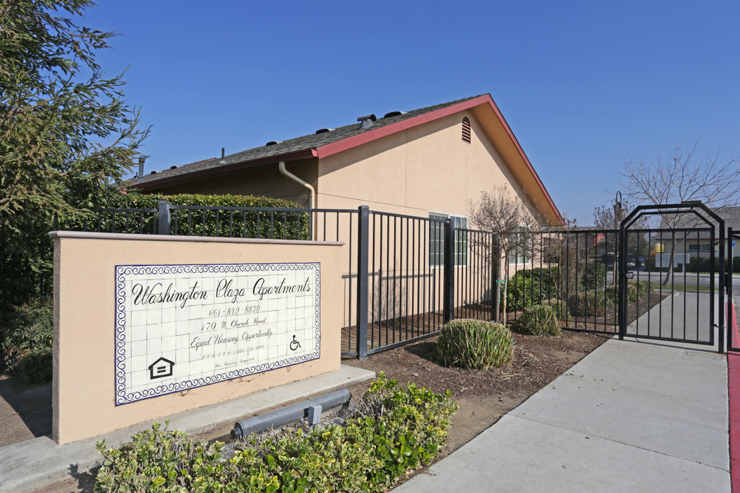 Washington Plaza in Earlimart, CA - Building Photo