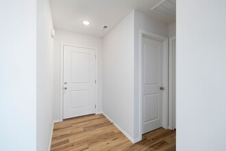 1001 Abbey Ave in Monett, MO - Building Photo - Building Photo