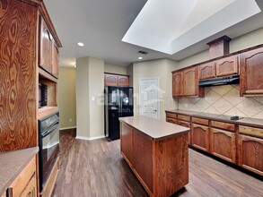 8000 Bonito Dr in Arlington, TX - Foto de edificio - Building Photo