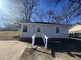 211 N College St in Covington, TN - Building Photo