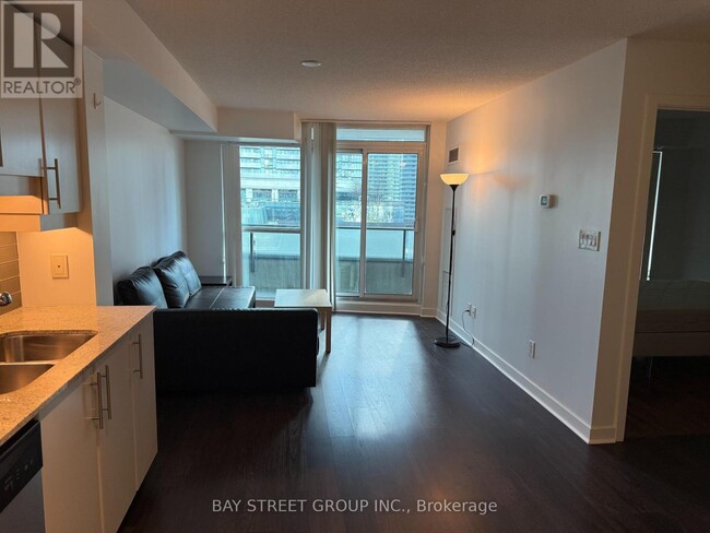 33-1033 Bay St. in Toronto, ON - Building Photo - Building Photo