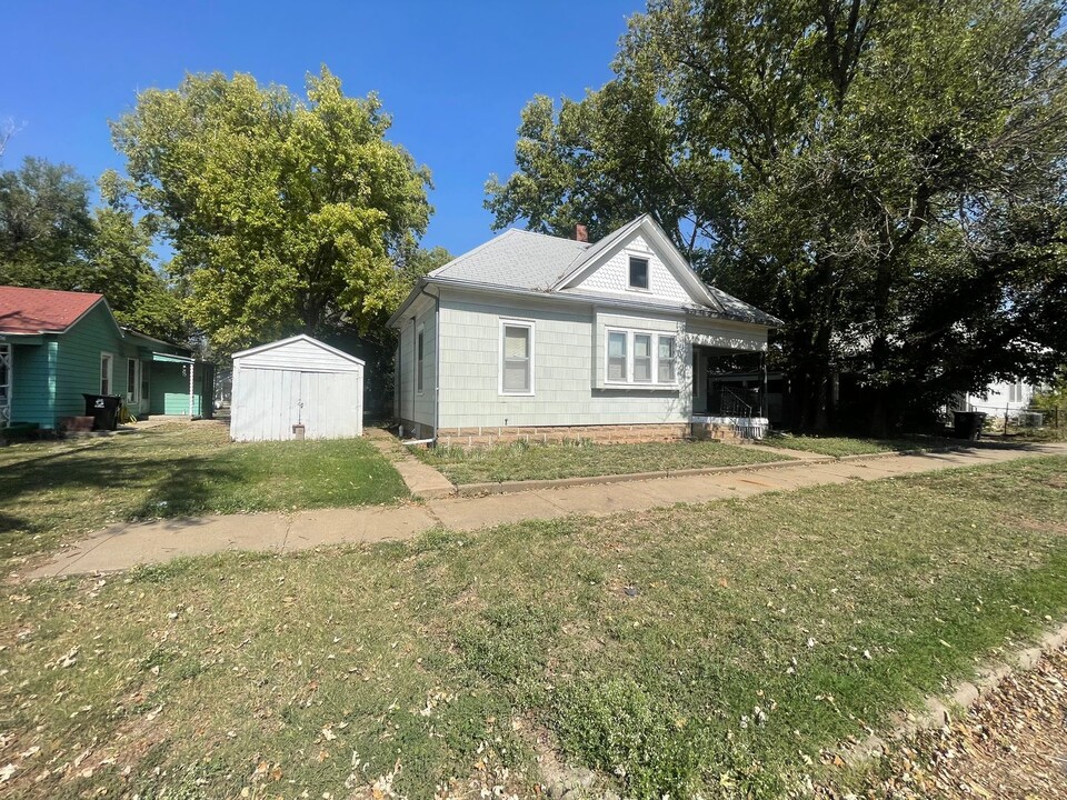 818 W Elm St in Salina, KS - Building Photo