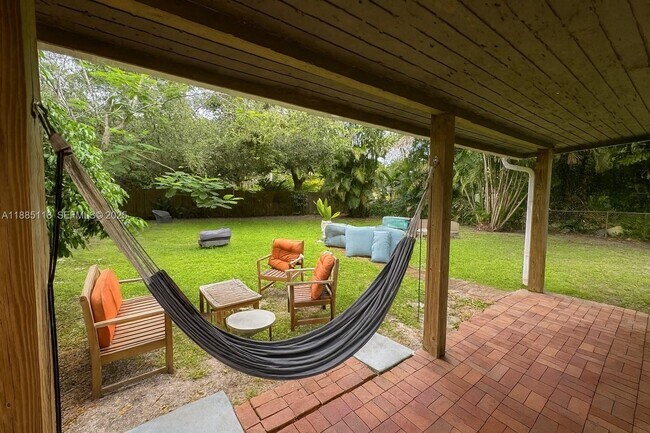 1055 NE 121st St in North Miami, FL - Building Photo - Building Photo