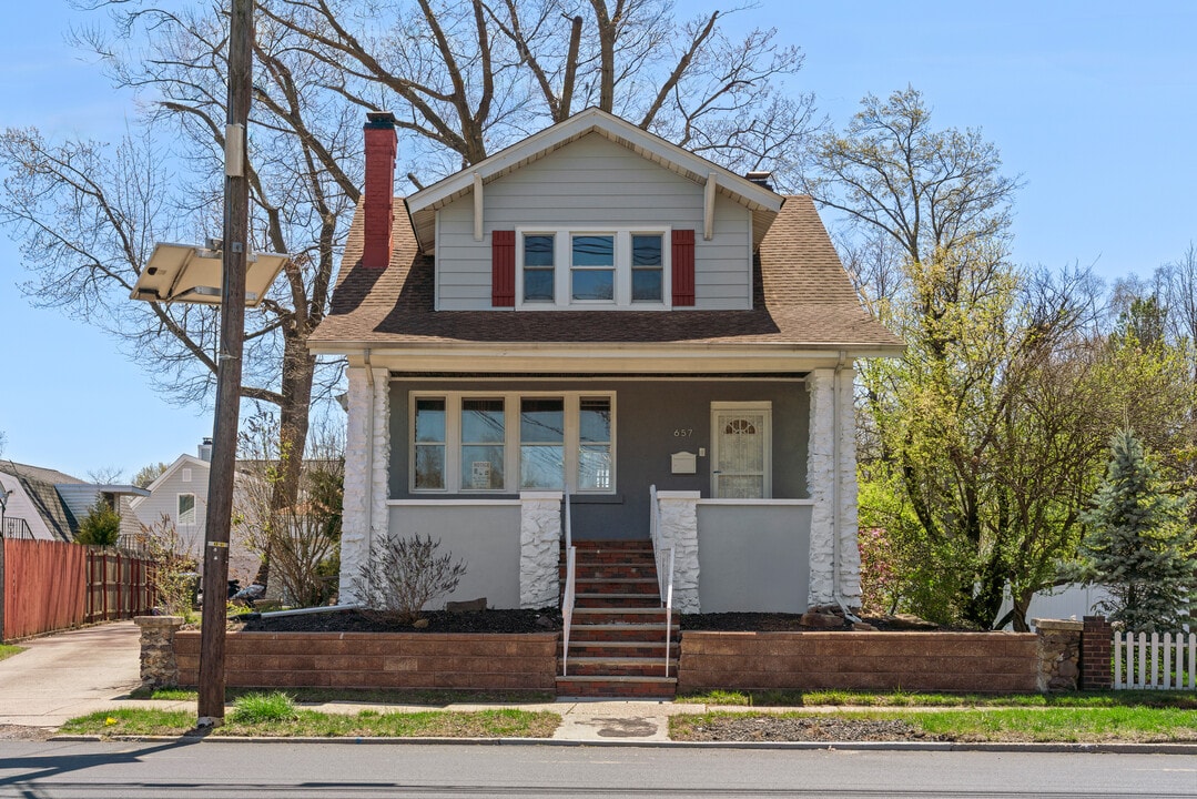 657 Amboy Ave in Edison, NJ - Building Photo
