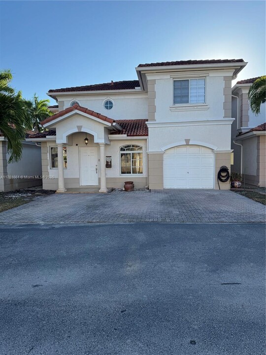 7363 NW 173rd Dr in Hialeah, FL - Foto de edificio