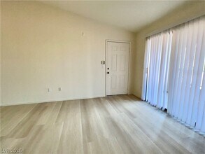 950 Seven Hills Dr in Henderson, NV - Building Photo - Building Photo