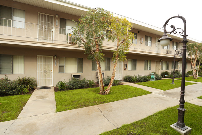 Cypress Pointe Apartments in La Habra, CA - Building Photo - Building Photo