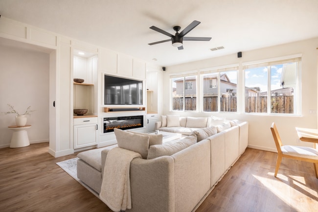 1894 Pyramid Creek Dr