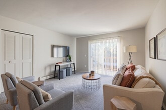 Crescent Manor in Waterford, MI - Building Photo - Interior Photo