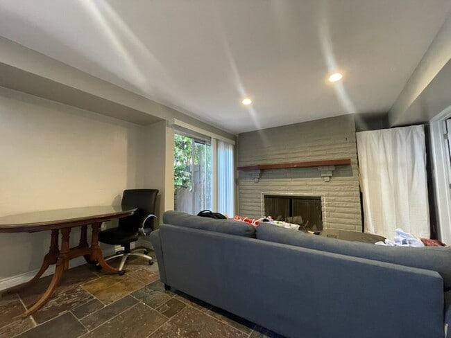 3331 Dickens St, Unit Studio 2