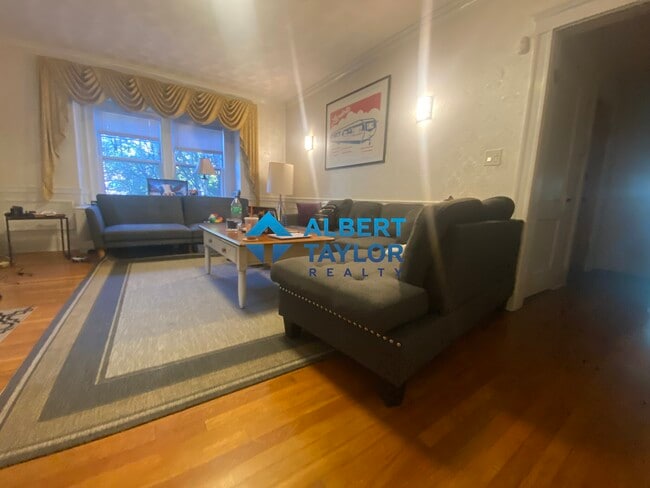 200 Commonwealth Ave, Unit 1 in Chestnut Hill, MA - Foto de edificio - Building Photo