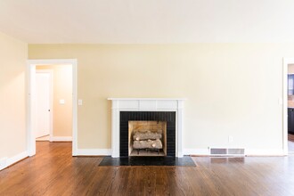 2512 Gardiner Ln in Louisville, KY - Building Photo - Building Photo