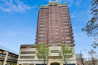 5 E 14th Pl in Chicago, IL - Foto de edificio - Building Photo