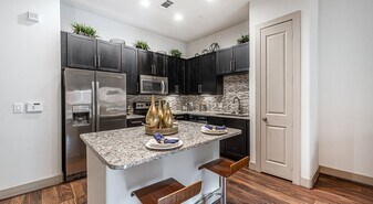 1000 Chimney Rock Rd in Houston, TX - Building Photo