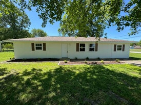 922 W Pearl St in Aurora, MO - Building Photo