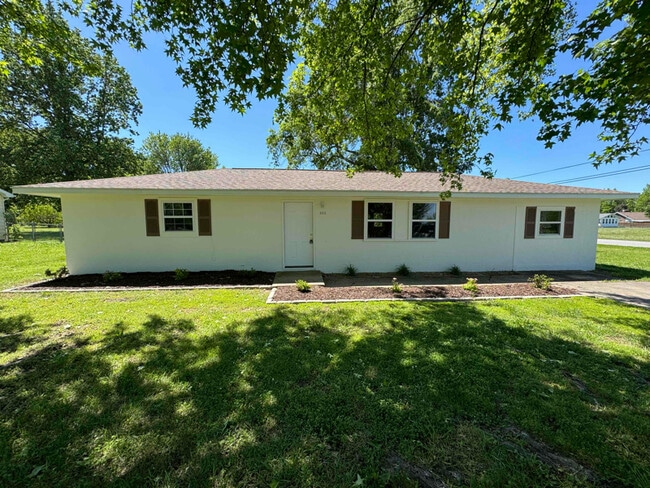 property at 922 W Pearl St